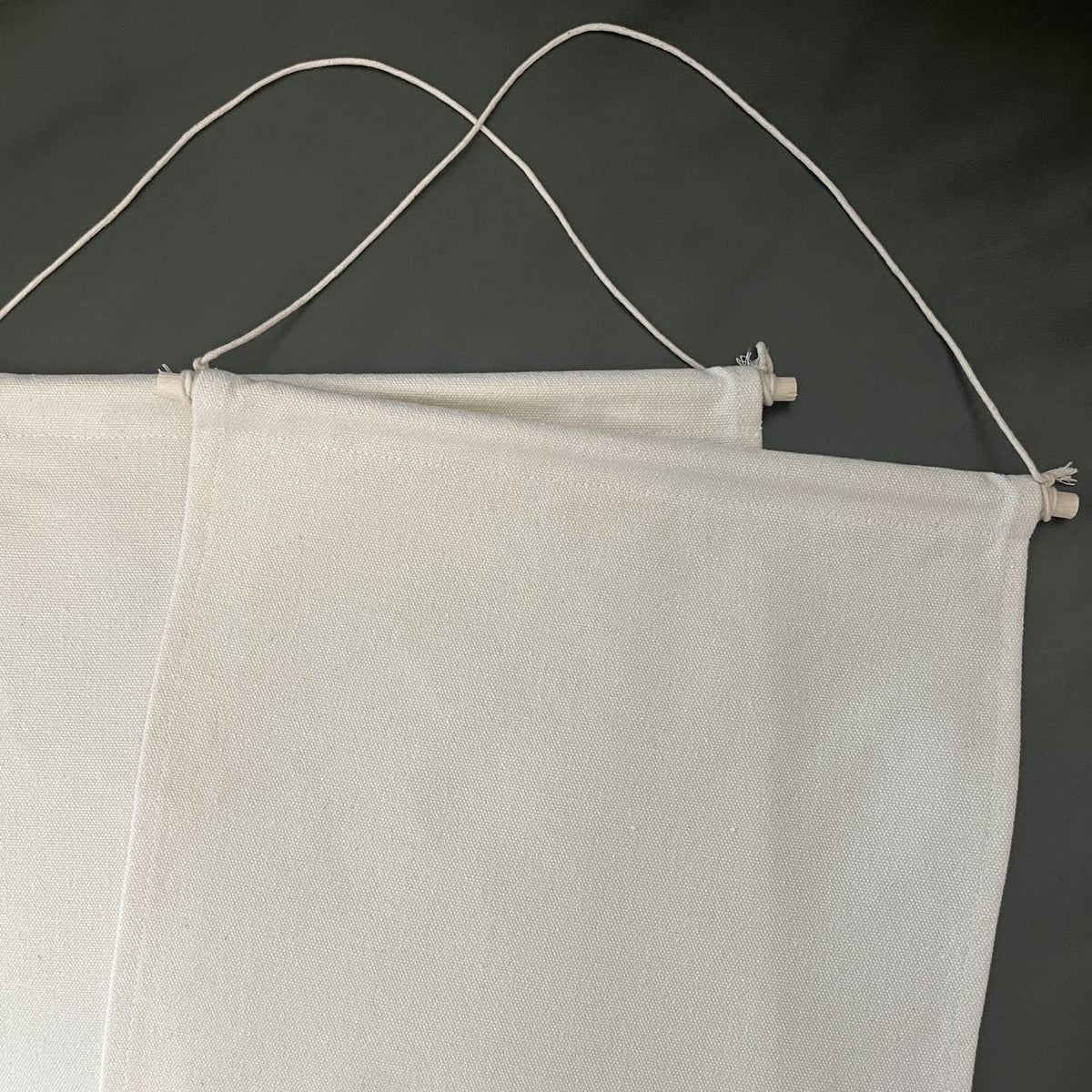Hixixi 2pcs DIY Blank Canvas Flags Banners Stand Enamel Pin Brooch Collection Lapel Badge Storage Display Decorative Wall Hanging Banner Holder with Rod